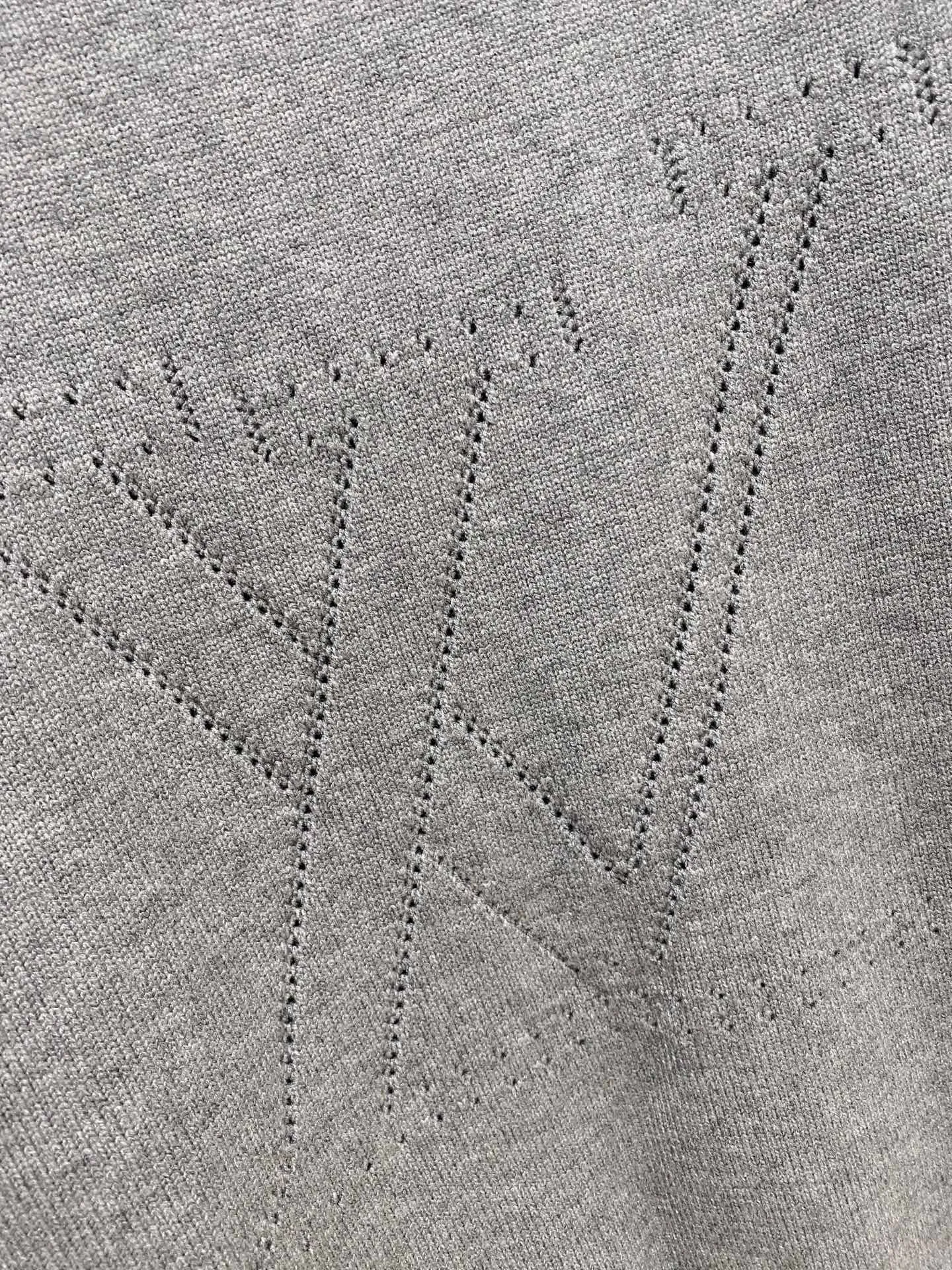 🅿️440 LV crew neck sweater, made of wool blended yarn, has good warmth retention, fluffy and soft, doubles skin care, giving you a lightweight wearing experience. High-quality natural fibers ensure high-quality life. The whole piece adopts solid color single-sided craftsmanship, leaving loose space when fit, solid color plain weave, neat texture, solid color design, durable and high-end. The workmanship is meticulous, fashionable and versatile. The reverse shoulder design is simple and comfortable. At the same time, it uses counter stitching to highlight the quality in the details, making the temperament more low-key, restrained, calm and stylish, and better showing the clean and tidy side of successful men. The collar, cuffs, and hem are made of dense rib weaving, which is tight and elastic, not easy to deform, and highlights the details and texture. Whether worn alone or layered, it can not only give you a warm feeling, but also give you a sophisticated sense of fashion.      Size: M-XXXL